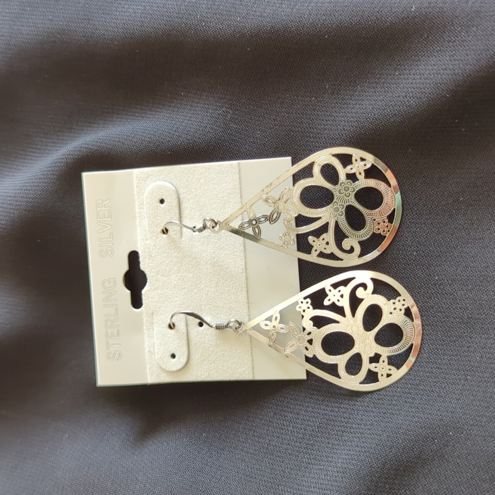 Dangle earrings with butterfly design